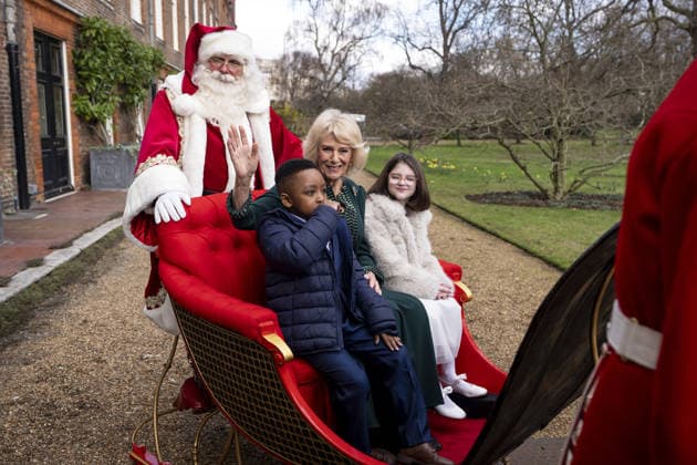 Queen Camilla hosts a Christmas Tree Decorating Event Queen Camilla hosts a Christmas tree decorating event supported by Helen and Douglas House and Roald Dahl s, Marvellous Children s Charity, at Clarence House, London, UK, on the 11th December 2025. Picture by Aaron Chown WPA-Pool London Clarence House London United Kingdom  WHA-0806