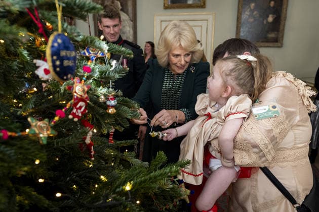 Queen Camilla hosts a Christmas Tree Decorating Event Queen Camilla hosts a Christmas tree decorating event supported by Helen and Douglas House and Roald Dahl s, Marvellous Children s Charity, at Clarence House, London, UK, on the 11th December 2025. Picture by Aaron Chown WPA-Pool London Clarence House London United Kingdom  WHA-0806