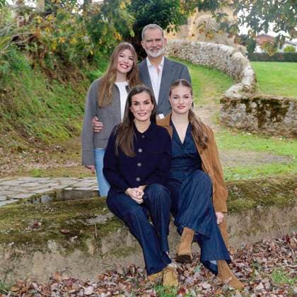 Entertainment Bilder des Tages Spanish Kings Felipe VI and Letizia Ortiz with their daughters the Princess Leonor and the Infanta Sofia during a Christmas card. Cordon Press  FelicitacioÌn NavidenÌƒa 15x15 Modelo 1 PRENSA.indd