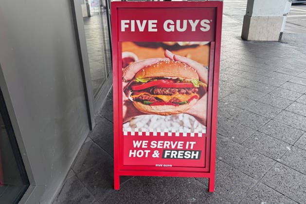 12.12.2025 , xsvx, Wirtschaft, Restaurant Five Guys, emwirt emonline, v.l. Das Logo Schriftzug des Fastfood Lokals Burgerladens Restaurant Five Guys in Karlsruhe Symbolfoto Symbolbild Karlsruhe *** 12 12 2025 , xsvx, Economy, Restaurant Five Guys, emwirt emonline, v l The logo lettering of the fast food restaurant Burgerladens Restaurant Five Guys in Karlsruhe Symbol photo Symbol image Karlsruhe