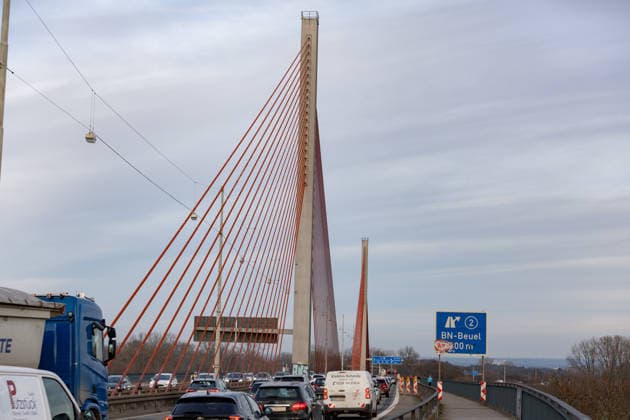 Bonner Nordbrücke ab Januar für schwere Fahrzeuge gesperrt - 12.12.2025. Verkehr auf der Friedrich-Ebert-Brücke (Nordbrücke) in Bonn. Ab Januar gilt auf dem Rheinübergang ein Durchfahrtsverbot für Fahrzeuge mit einem zulässigen Gesamtgewicht von mehr als 7,5 Tonnen. Die Autobahn GmbH reagiert damit auf den baulichen Zustand der Brücke und will die Belastung reduzieren. Der Individualverkehr rollt weiterhin, für den Schwerlastverkehr gelten Umleitungen. Bonn Castell Nordrhein-Westfalen Deutschland *** Bonn North Bridge closed to heavy vehicles from January 12 12 2025 Traffic on the Friedrich Ebert Bridge North Bridge in Bonn From January, vehicles with a gross vehicle weight of more than 7.5 tons will be banned from passing through Copyright: xBonn.digitalx xMarcxJohnx
