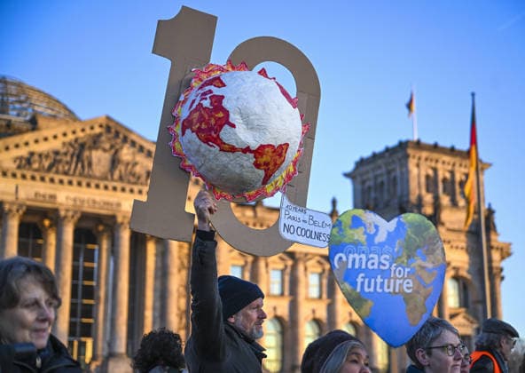 News Bilder des Tages 10th anniversary of the 2015 Paris Climate Agreement protest in Berlin BERLIN, GERMANY - DECEMBER 12: Activists held a demonstration to mark the 10th anniversary of the 2015 Paris Climate Agreement, and to demand stronger measures to combat the climate crisis in Berlin, Germany on December 12, 2025. Protestors carry banners and a coffin symbolizing the destruction of coral reefs as they march through the city center, passing the Federal Parliament (Bundestag) building before ending the demonstration at the historic Brandenburg Gate. Halil Sagirkaya Anadolu Berlin Germany. Editorial use only. Please get in touch for any other usage.  Copyright: x2025xAnadoluxHalilxSagirkayax