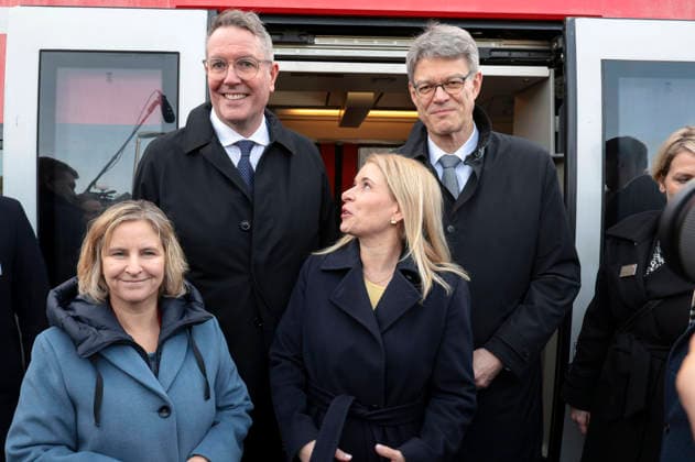 Katrin Eder, Alexander Schweitzer, Evelyn Palla, Patrick Schnieder bei der Inbetriebnahme der neuen Ahrtalbahn mit Sonderfahrt von Dernau nach Altenahr. Dernau, 12.12.2025 *** Katrin Eder, Alexander Schweitzer, Evelyn Palla, Patrick Schnieder at the commissioning of the new Ahr Valley Railway with a special trip from Dernau to Altenahr Dernau, 12 12 2025 Foto:xR.xSchmiegeltx xFuturexImagex ahrstrecke_5223