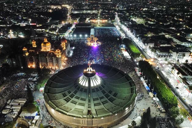 Annual Celebration of the Day of the Virgin of Guadalupe Thousands of pilgrims arrive at the Basilica of Guadalupe to witness the serenades to the Virgin of Guadalupe for the celebration of the Day of the Virgin of Guadalupe. on December 12, 2025 in Mexico City, Mexico. (Photo by Carlos Santiago Eyepix Group) Copyright: xCarlosxSantiagox xEyepixxGroupx CS_12122025_174051