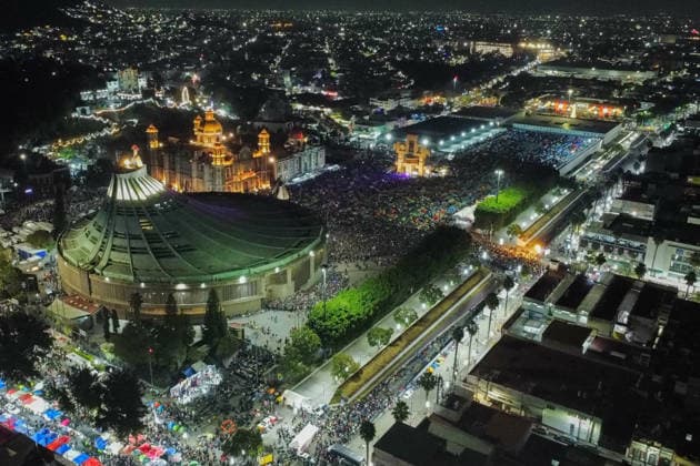 Thousands of pilgrims arrive at the Basilica of Guadalupe to witness the serenades to the Virgin of Guadalupe for the celebration of the Day of the Virgin of Guadalupe. on December 12, 2025 in Mexico City, Mexico. Mexico City Mexico - ZUMAe321 20251212_zia_e321_020 Copyright: xCarlosxSantiagox