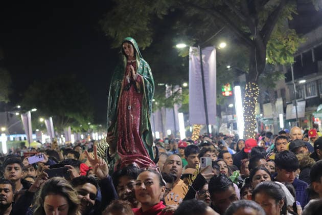News Bilder des Tages Thousands of pilgrims arrive at the Basilica of Guadalupe to witness the serenades to the Virgin of Guadalupe for the celebration of the Day of the Virgin of Guadalupe. on December 12, 2025 in Mexico City, Mexico. Mexico City Mexico - ZUMAe321 20251212_zia_e321_023 Copyright: xCarlosxSantiagox