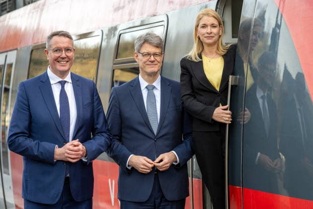Eröffnung der Ahrtalbahn nach der Flutkatastrophe. Im Bild die Vorsitzende des Vorstands Deutsche Bahn AG Evelyn Palla an einem Zug posierend neben Bundesverkehrsminister Patrick Schnieder (Mitte) und Ministerpräsident Rheinland-Pfalz Alexander Schweitzer. Anlässlich der Fertigstellung und Eröffnung der von der Flut im Jahr 2021 stark zerstörten Eisenbahnstrecke entlang der Ahr befuhr Palla zusammen mit hochrangigen Politikern das Teilstück zwischen Dernau und Altenahr, wo ein Festakt stattfand. Ahrweiler Rheinland-Pfalz Deutschland *** Opening of the Ahr Valley Railway after the flood disaster In the picture, Deutsche Bahn AG CEO Evelyn Palla posing on a train next to Federal Transport Minister Patrick Schnieder center and Rhineland-