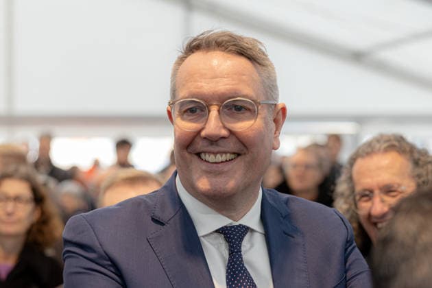 Inbetriebnahme der Ahrtalbahn Pressetermin in Altenahr - 12.12.2025. Ministerpräsident Rheinland Pfalz Alexander SCHWEITZER (SPD) - In Altenahr wird die neue Ahrtalbahn offiziell eröffnet: Bahnchefin Evelyn Palla, Ministerpräsident Alexander Schweitzer und Verkehrsminister Patrick Schnieder stellen die vollständig wiederaufgebaute Strecke vor, die nach der Flut 2021 nun wieder durchgehend befahrbar ist. Altenahr Rheinland-Pfalz Deutschland *** Commissioning of the Ahr Valley Railway Press event in Altenahr 12 12 2025 Minister President of Rhineland-Palatinate Alexander SCHWEITZER SPD The new Ahr Valley Railway is officially opened in Altenahr Railway Director Evelyn Palla, Minister President Alexander Schweitzer and Transport Minis Copyright: xBonn.digitalx xMarcxJohnx