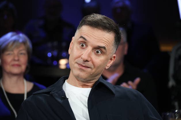 Özcan Cosar, comedian, guest on the NDR Talk Show on 12 12 2025, photo session before the live broadcast on the 3 program of NDR television in the Hamburg Lokstedt television studio