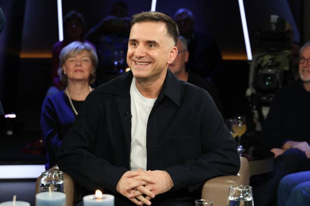 Özcan Cosar, comedian, guest on the NDR Talk Show on 12 12 2025, photo session before the live broadcast on the 3 program of NDR television in the Hamburg Lokstedt television studio