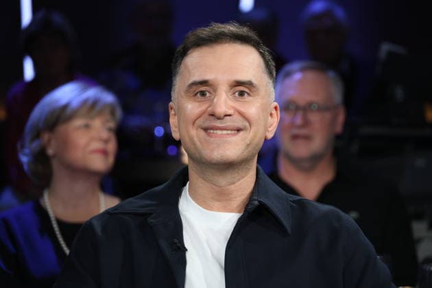 Özcan Cosar, comedian, guest on the NDR Talk Show on 12 12 2025, photo session before the live broadcast on the 3 program of NDR television in the Hamburg Lokstedt television studio