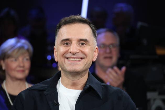 Özcan Cosar, comedian, guest on the NDR Talk Show on 12 12 2025, photo session before the live broadcast on the 3 program of NDR television in the Hamburg Lokstedt television studio