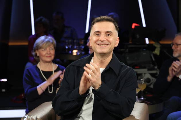 Özcan Cosar, comedian, guest on the NDR Talk Show on 12 12 2025, photo session before the live broadcast on the 3 program of NDR television in the Hamburg Lokstedt television studio