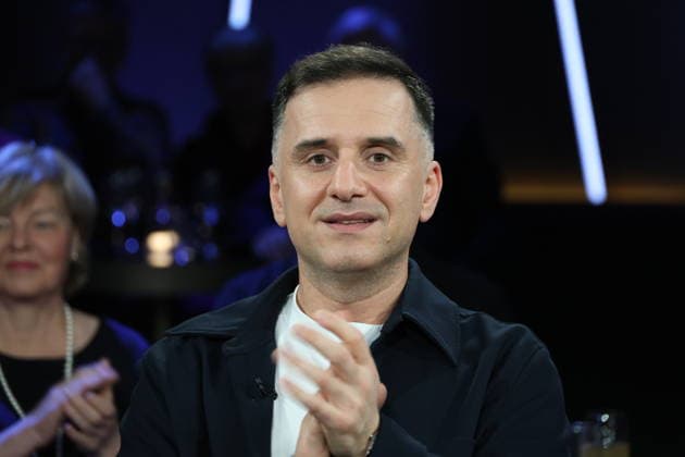 Özcan Cosar, comedian, guest on the NDR Talk Show on 12 12 2025, photo session before the live broadcast on the 3 program of NDR television in the Hamburg Lokstedt television studio
