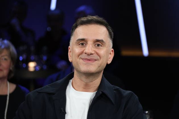 Özcan Cosar, comedian, guest on the NDR Talk Show on 12 12 2025, photo session before the live broadcast on the 3 program of NDR television in the Hamburg Lokstedt television studio