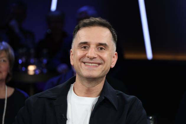 Özcan Cosar, comedian, guest on the NDR Talk Show on 12 12 2025, photo session before the live broadcast on the 3 program of NDR television in the Hamburg Lokstedt television studio
