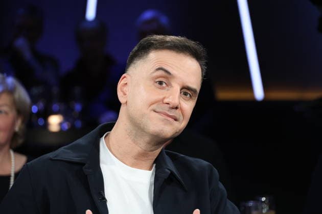 Özcan Cosar, comedian, guest on the NDR Talk Show on 12 12 2025, photo session before the live broadcast on the 3 program of NDR television in the Hamburg Lokstedt television studio