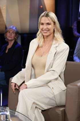 Isi Glück, Partyschlager singer, guest on the NDR Talk Show on 12 12 2025, photo session before the live broadcast on the 3 program of NDR television in the Hamburg Lokstedt television studio