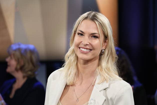 Isi Glück, Partyschlager singer, guest on the NDR Talk Show on 12 12 2025, photo session before the live broadcast on the 3 program of NDR television in the Hamburg Lokstedt television studio