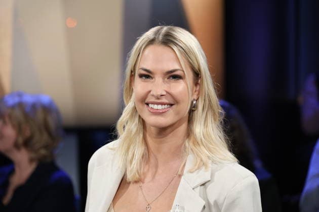 Isi Glück, Partyschlager singer, guest on the NDR Talk Show on 12 12 2025, photo session before the live broadcast on the 3 program of NDR television in the Hamburg Lokstedt television studio