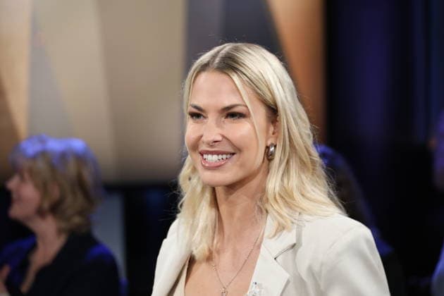 Isi Glück, Partyschlager singer, guest on the NDR Talk Show on 12 12 2025, photo session before the live broadcast on the 3 program of NDR television in the Hamburg Lokstedt television studio