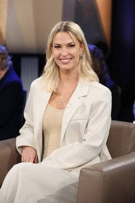 Isi Glück, Partyschlager singer, guest on the NDR Talk Show on 12 12 2025, photo session before the live broadcast on the 3 program of NDR television in the Hamburg Lokstedt television studio