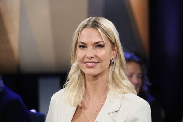 Isi Glück, Partyschlager singer, guest on the NDR Talk Show on 12 12 2025, photo session before the live broadcast on the 3 program of NDR television in the Hamburg Lokstedt television studio