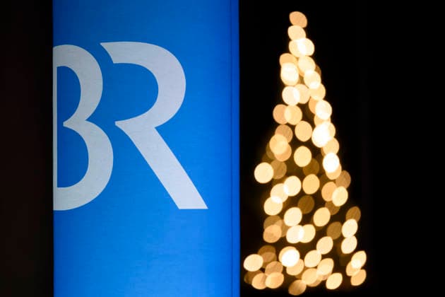 The logo of Bayerischer Rundfunk BR in front of a Christmas tree at the Sternstunden Gala 2025 in the Frankenhalle in Nuremberg Theme image, symbolic image Nuremberg, 12 12 2025 Bavaria Germany Copyright: xDwixAnoraganingrumx