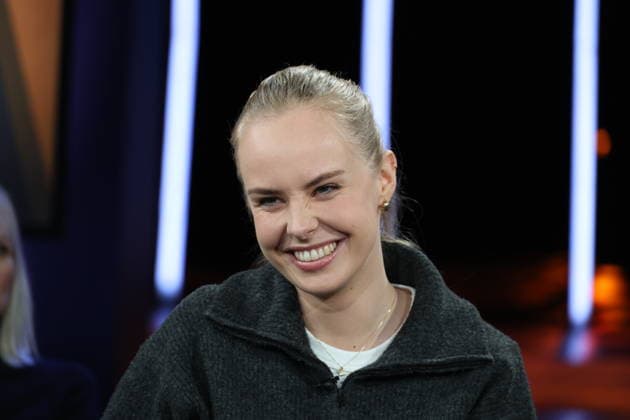 Clara Lösel, poet and author, guest on the NDR Talk Show on 12 12 2025, photo session before the live broadcast on the 3 program of NDR television in the Hamburg Lokstedt television studio