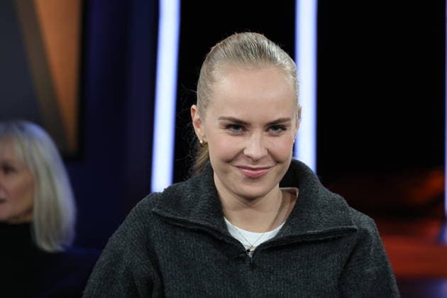 Clara Lösel, poet and author, guest on the NDR Talk Show on 12 12 2025, photo session before the live broadcast on the 3 program of NDR television in the Hamburg Lokstedt television studio