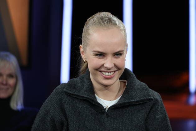 Clara Lösel, poet and author, guest on the NDR Talk Show on 12 12 2025, photo session before the live broadcast on the 3 program of NDR television in the Hamburg Lokstedt television studio