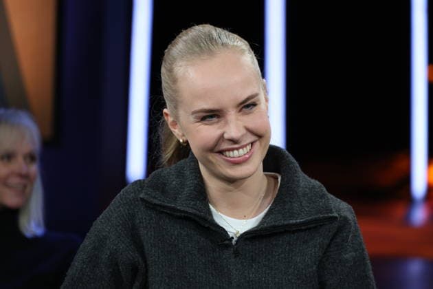 Clara Lösel, poet and author, guest on the NDR Talk Show on 12 12 2025, photo session before the live broadcast on the 3 program of NDR television in the Hamburg Lokstedt television studio