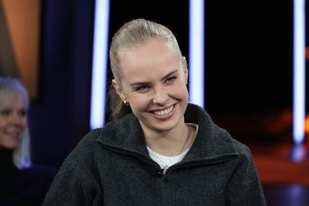 Clara Lösel, poet and author, guest on the NDR Talk Show on 12 12 2025, photo session before the live broadcast on the 3 program of NDR television in the Hamburg Lokstedt television studio