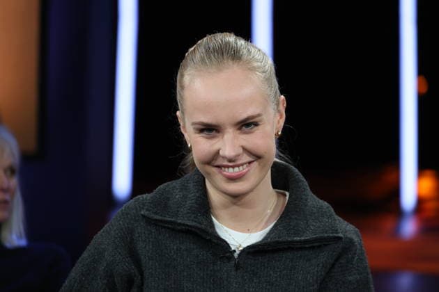 Clara Lösel, poet and author, guest on the NDR Talk Show on 12 12 2025, photo session before the live broadcast on the 3 program of NDR television in the Hamburg Lokstedt television studio