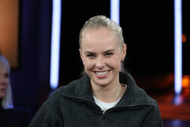 Clara Lösel, poet and author, guest on the NDR Talk Show on 12 12 2025, photo session before the live broadcast on the 3 program of NDR television in the Hamburg Lokstedt television studio