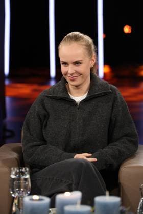 Clara Lösel, poet and author, guest on the NDR Talk Show on 12 12 2025, photo session before the live broadcast on the 3 program of NDR television in the Hamburg Lokstedt television studio