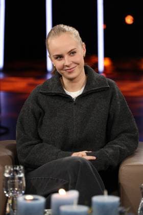 Clara Lösel, poet and author, guest on the NDR Talk Show on 12 12 2025, photo session before the live broadcast on the 3 program of NDR television in the Hamburg Lokstedt television studio