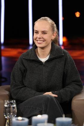 Clara Lösel, poet and author, guest on the NDR Talk Show on 12 12 2025, photo session before the live broadcast on the 3 program of NDR television in the Hamburg Lokstedt television studio