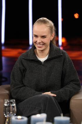 Clara Lösel, poet and author, guest on the NDR Talk Show on 12 12 2025, photo session before the live broadcast on the 3 program of NDR television in the Hamburg Lokstedt television studio