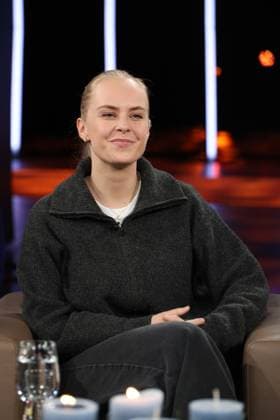 Clara Lösel, poet and author, guest on the NDR Talk Show on 12 12 2025, photo session before the live broadcast on the 3 program of NDR television in the Hamburg Lokstedt television studio