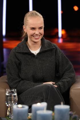 Clara Lösel, poet and author, guest on the NDR Talk Show on 12 12 2025, photo session before the live broadcast on the 3 program of NDR television in the Hamburg Lokstedt television studio