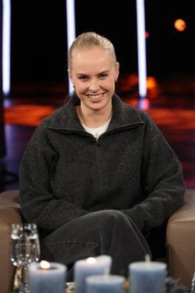 Clara Lösel, poet and author, guest on the NDR Talk Show on 12 12 2025, photo session before the live broadcast on the 3 program of NDR television in the Hamburg Lokstedt television studio