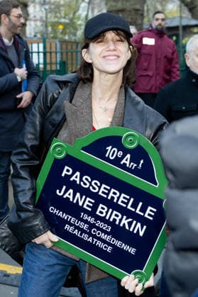 Charlotte Gainsbourg Inauguration de la passerelle Jane Birkin devant les 41 43 quai de Valmy à Paris le 13 décembre 2025 Cyril Moreau Bestimage Unveiling of the Jane Birkin footbridge in front of 41 43 Quai de Valmy in Paris on December 13, 2025 Paris France  Copyright: xCYRILxMOREAUx xBESTIMAGExCYRILxMOREAUx xBESTIMAGEx