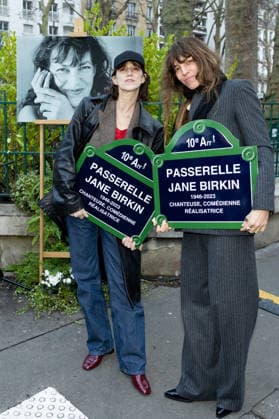 Lou Doillon et Charlotte Gainsbourg Inauguration de la passerelle Jane Birkin devant les 41 43 quai de Valmy à Paris le 13 décembre 2025 Cyril Moreau Bestimage Unveiling of the Jane Birkin footbridge in front of 41 43 Quai de Valmy in Paris on December 13, 2025 Paris France  Copyright: xCYRILxMOREAUx xBESTIMAGExCYRILxMOREAUx xBESTIMAGEx
