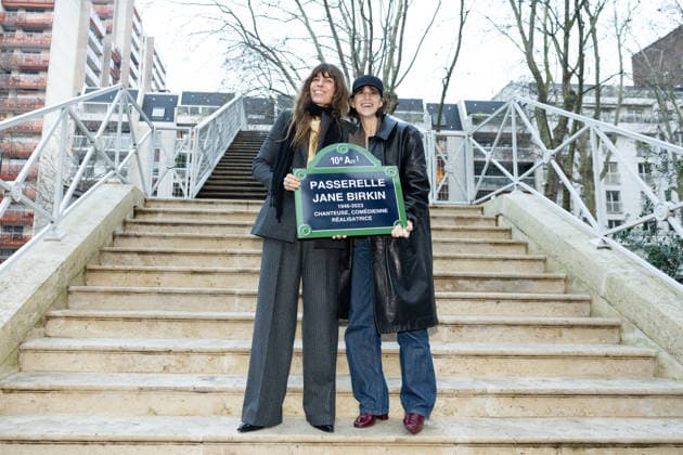 Lou Doillon et Charlotte Gainsbourg Inauguration de la passerelle Jane Birkin devant les 41 43 quai de Valmy à Paris le 13 décembre 2025 Cyril Moreau Bestimage Unveiling of the Jane Birkin footbridge in front of 41 43 Quai de Valmy in Paris on December 13, 2025 Paris France  Copyright: xCYRILxMOREAUx xBESTIMAGExCYRILxMOREAUx xBESTIMAGEx