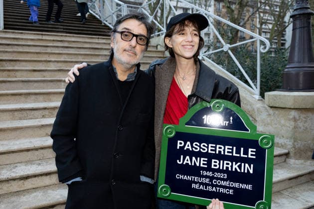 Yvan Attal et sa compagne Charlotte Gainsbourg Inauguration de la passerelle Jane Birkin devant les 41 43 quai de Valmy à Paris le 13 décembre 2025 Cyril Moreau Bestimage Unveiling of the Jane Birkin footbridge in front of 41 43 Quai de Valmy in Paris on December 13, 2025 Paris France  Copyright: xCYRILxMOREAUx xBESTIMAGExCYRILxMOREAUx xBESTIMAGEx