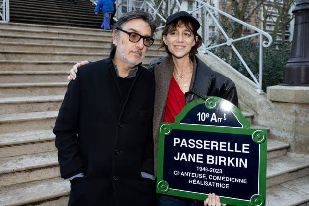 Yvan Attal et sa compagne Charlotte Gainsbourg Inauguration de la passerelle Jane Birkin devant les 41 43 quai de Valmy à Paris le 13 décembre 2025 Cyril Moreau Bestimage Unveiling of the Jane Birkin footbridge in front of 41 43 Quai de Valmy in Paris on December 13, 2025 Paris France  Copyright: xCYRILxMOREAUx xBESTIMAGExCYRILxMOREAUx xBESTIMAGEx