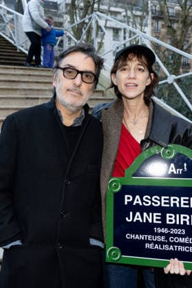 Yvan Attal et sa compagne Charlotte Gainsbourg Inauguration de la passerelle Jane Birkin devant les 41 43 quai de Valmy à Paris le 13 décembre 2025 Cyril Moreau Bestimage Unveiling of the Jane Birkin footbridge in front of 41 43 Quai de Valmy in Paris on December 13, 2025 Paris France  Copyright: xCYRILxMOREAUx xBESTIMAGExCYRILxMOREAUx xBESTIMAGEx