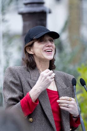 Charlotte Gainsbourg Inauguration de la passerelle Jane Birkin devant les 41 43 quai de Valmy à Paris le 13 décembre 2025 Cyril Moreau Bestimage Unveiling of the Jane Birkin footbridge in front of 41 43 Quai de Valmy in Paris on December 13, 2025 Paris France  Copyright: xCYRILxMOREAUx xBESTIMAGExCYRILxMOREAUx xBESTIMAGEx