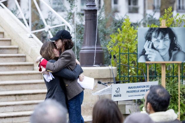 Lou Doillon et Charlotte Gainsbourg Inauguration de la passerelle Jane Birkin devant les 41 43 quai de Valmy à Paris le 13 décembre 2025 Cyril Moreau Bestimage Unveiling of the Jane Birkin footbridge in front of 41 43 Quai de Valmy in Paris on December 13, 2025 Paris France  Copyright: xCYRILxMOREAUx xBESTIMAGExCYRILxMOREAUx xBESTIMAGEx